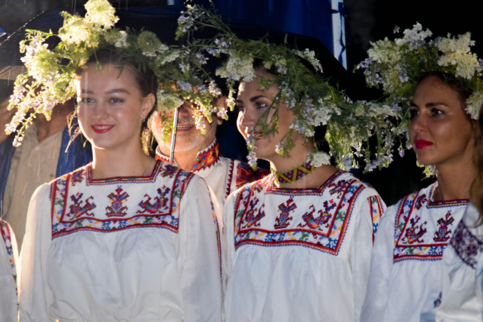 Дівочі і поминальний вінок під час "Ночі на Івана Купала над Ужем" від Закарпатського народного хору спустили в Ужгороді