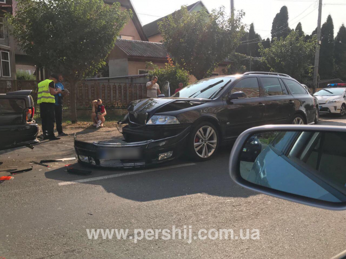 Ранкова ДТП у Мукачеві: "поцілувались" чотири автівки