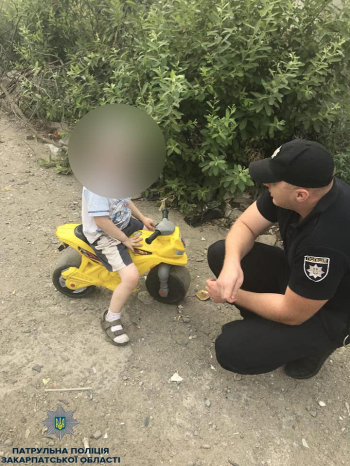 Закарпатські патрульні повернули додому дитину й дідуся, які загубилися
