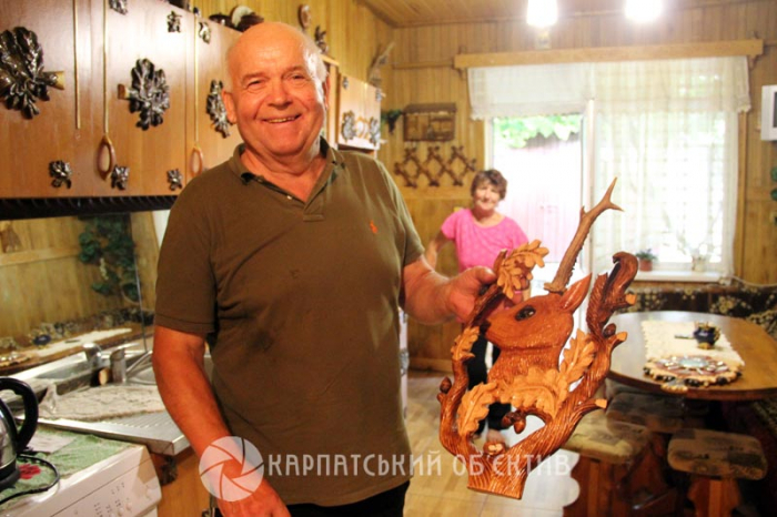Свої дерев’яні шедеври закарпатець творить за допомогою однієї лівої руки