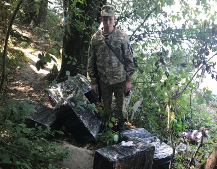 На Закарпатті контрабандисти, втікаючи від прикордонників, покинули купу сигарет на березі Тиси