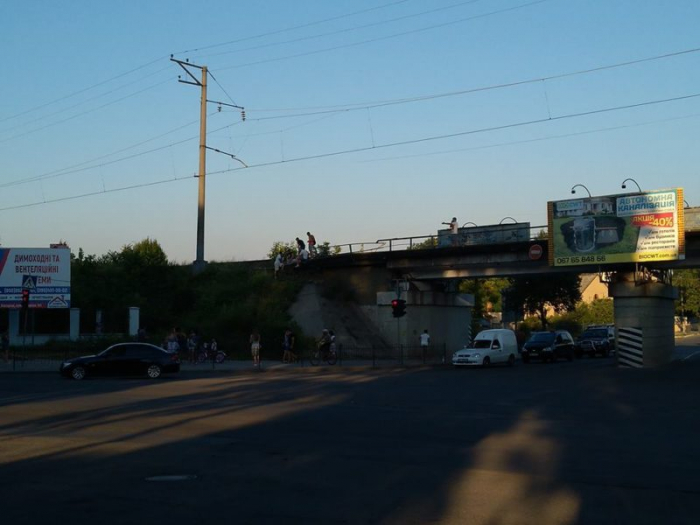 Небайдужі пішоходи в Ужгороді врятували жінку-самогубцю