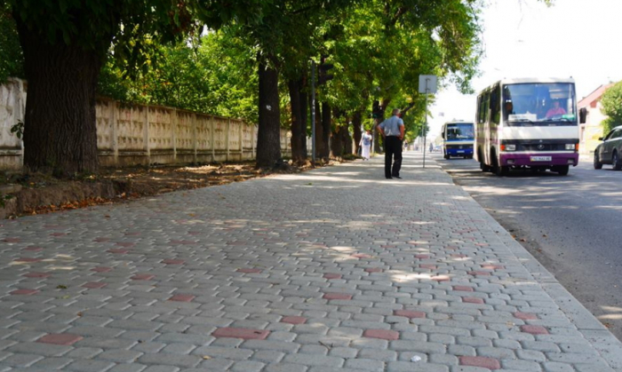 Що "чинять" сьогодні в Ужгороді комунальники та інші міські служби?