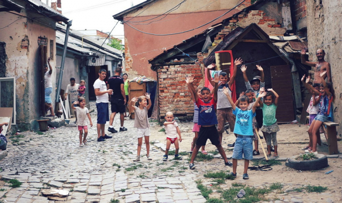 У дворі в Мукачеві, де народився "президент" Вакарчук, проживають 50 ромів
