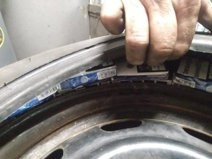 Автівка словака була просто "нашпигована" контрабандними цигарками!