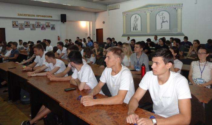 Хто святкує перемогу в Третій Міжнародній літній школі з програмування в УжНУ