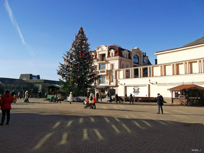 Щодня площею Театральною проходять тисячі містян та гостей Ужгорода