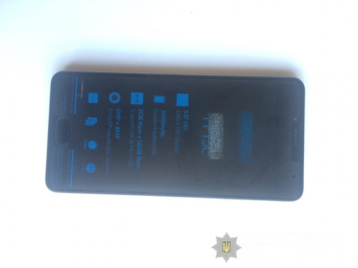 Колишній зек поцупив "мобільник" з вітрини магазину у місті над Тисою