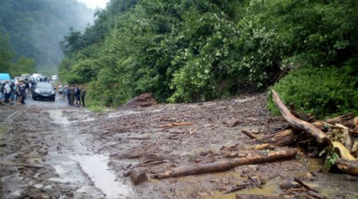 Коли "велика вода" приходить на Закарпатті, всі починають дружно волати по допомогу