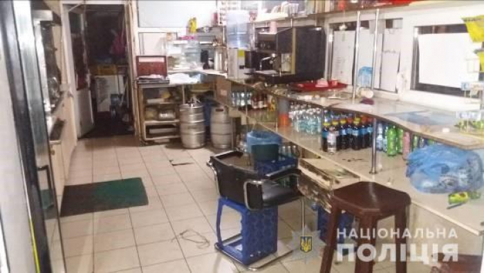 Мукачівський нападник, наносячи ножем різані рани жінці-продавцю, забрав із каси більше 5-ти тисяч гривень 
