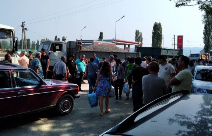 В селі Теково на Виноградівщині перекривали дорогу