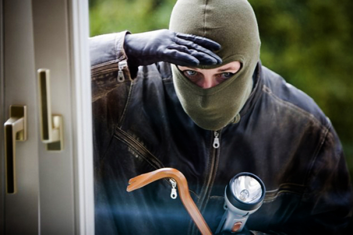 Працюють цілодобово: поліцейські затримали на Закарпатті п’ятьох крадіїв