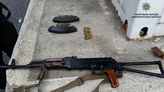 На посту в Нижніх Воротах копи виявили в чоловіка ніж та "калаш"