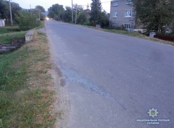 На Рахівщині мотоцикл і велосипед не поділили дорогу: пенсіонерка отримала численні травми та забої