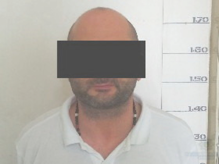 В Ужгороді в центрі міста поліцейські вилучили в іноземця наркотики