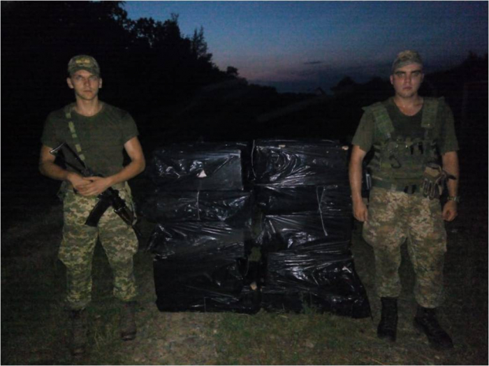 На Виноградівщині наряд прикордонників виявив приховані у кущах 18 ящиків сигарет