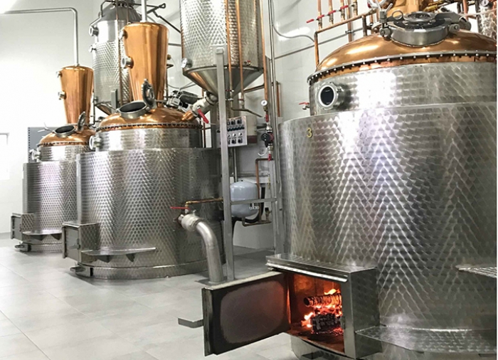 Де ракія зимує: на Закарпатті мале підприємство офіційно вироблятиме фруктову горілку