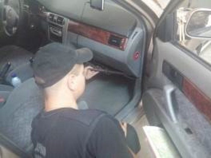 В автомобілі угорця закарпатські прикордонники виявилихолодну зброю