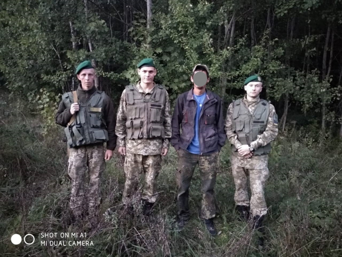 Прикордонники на Закарпатті "підробляють" лісівниками – виявили незаконну рубку дерев