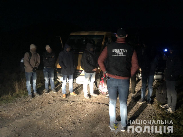 Ранкова облава: на Перечинщині поліціянти зупинили два авто з нелегалами та їх супровід