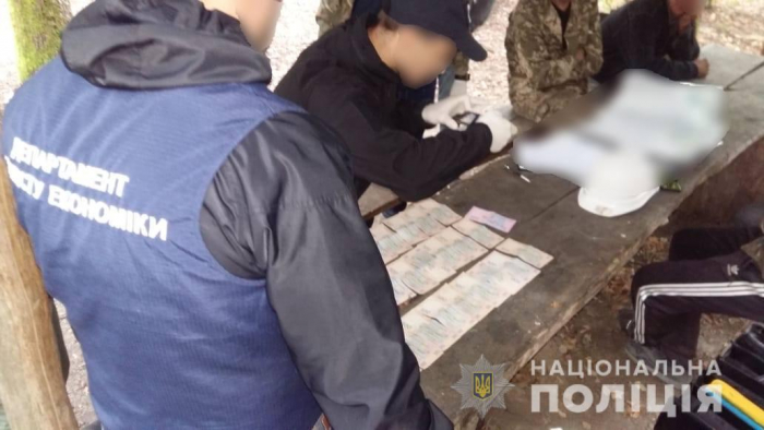 У лісівника, якого затримали на хабарі в Закарпатті, знайшли солідну суму грошей (ФОТО)