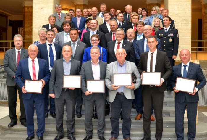 В Ужгороді гетьман Височини урочисто вручив 6 сертифікатів на автомобілі для дорожніх служб Закарпаття