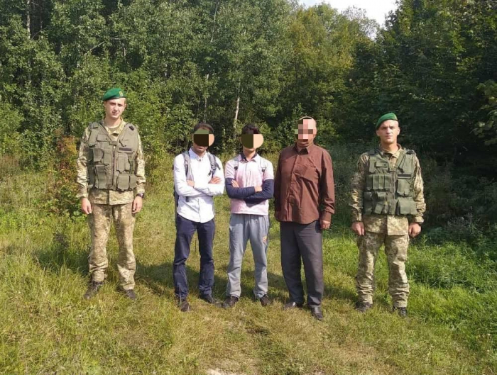 Групу азіатів затримано на Закарпатті, неподалік кордону зі Словаччиною