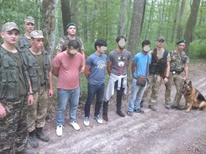 "Квартет" нелегалів затримали прикордонники біля Ужгорода
