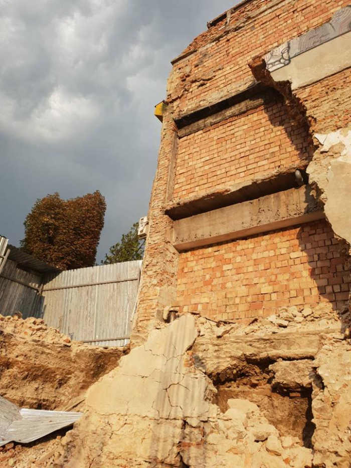 В Ужгороді забудовника та виконавця будівництва на Київській набережній, 4, зобов’язали укріпити стіни котловану та демонтувати стіну колишньої будівлі