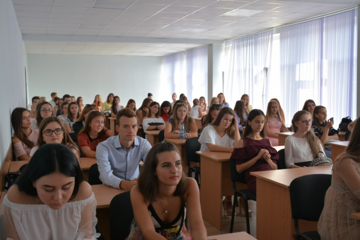 День знань в УжНУ: першачки філфаку відзначили знайомством з факультетом