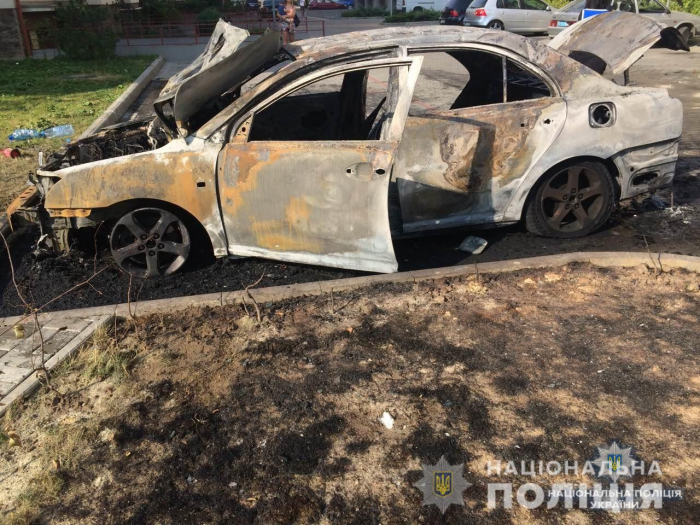 Ранок для ужгородця почався не з кави: побачив, що його авто «Toyota Avensis» горить біля будинку