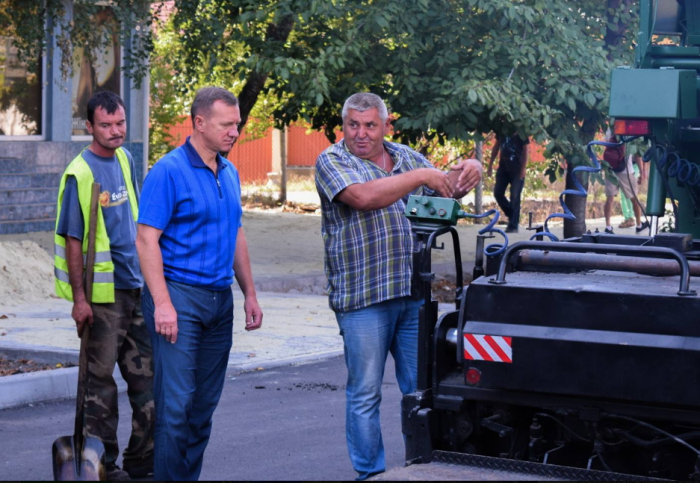 Мер Ужгорода проінспектував укладання асфальтобетону на вулиці Заньковецької