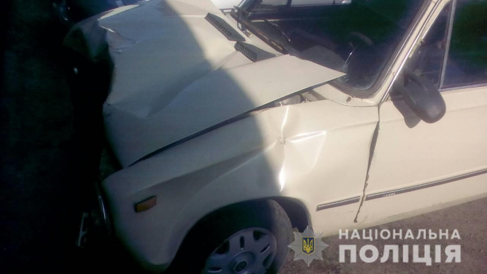 На Закарпатті лоб у лоб "поцілувалися" мотоцикл із Жигулями