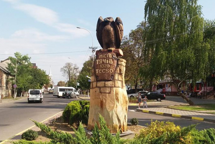 Геральдичний орел прикрасив центр закарпатського Тячева