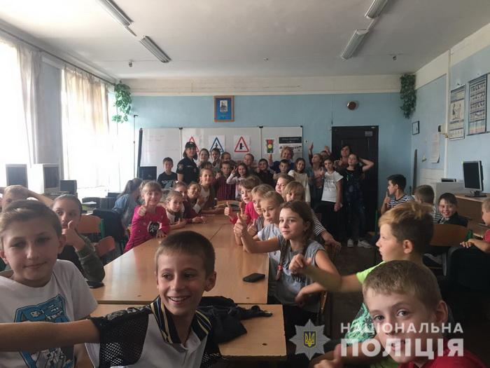 Діти в закарпатських Білках вивчали дорожні знаки і правила дорожнього руху
