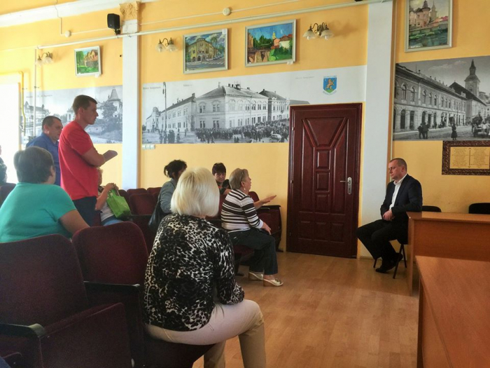 Жителі шести вулиць м.Берегово у відчаї готові заблокувати рух великовантажних фур