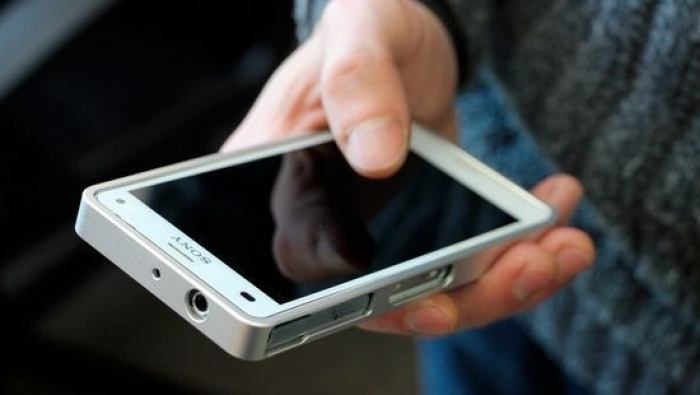 Наддорогий гаджет "випросив" грабіжник у підлітка в Мукачеві