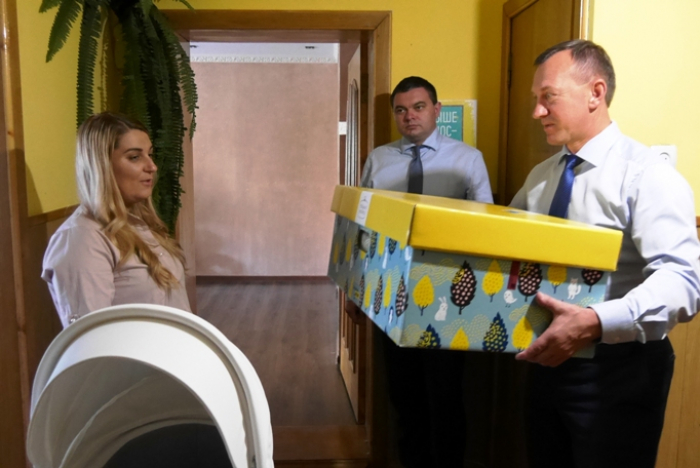 Перший «Пакунок маляти» передав щасливій молодій мамі мер Ужгорода Богдан Андріїв