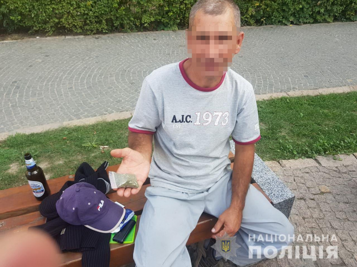 Житель Чопа напився, "наширявся" та чіплявся до перехожих у Берегові