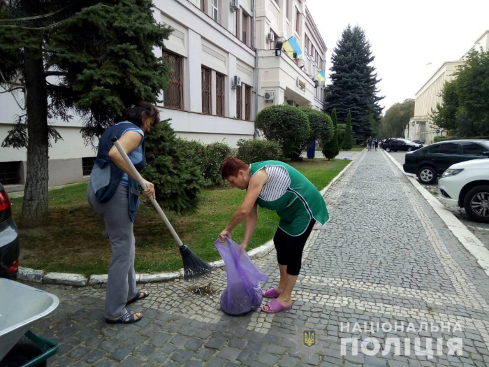 Як поліція Закарпаття наводила чистоту на прилеглій території 