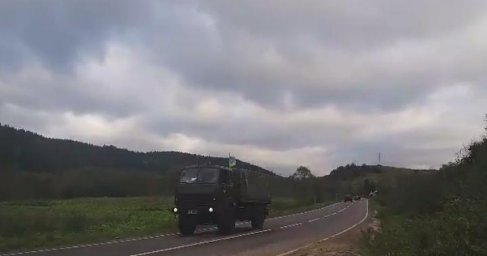 Величенька військова колона наближається з того боку Карпат до закарпатських перевалів