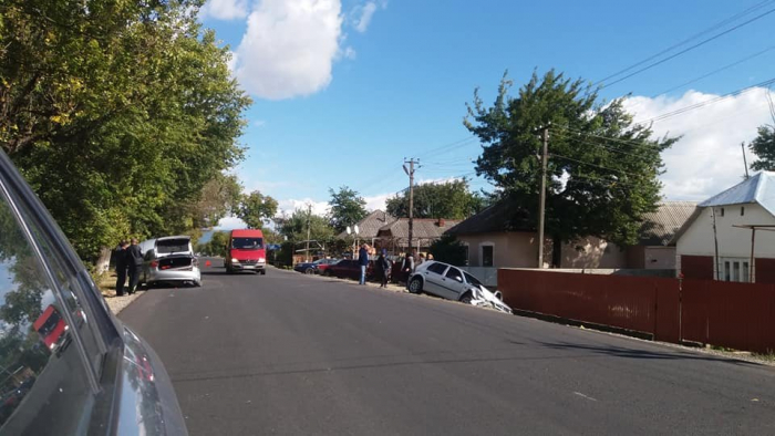 У Новому Селі не розминулися дві іномарки, бо "летіли" як навіжені!