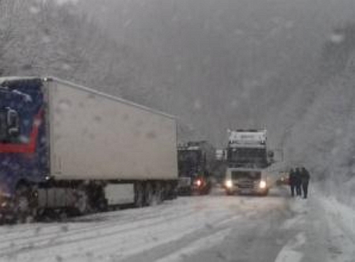 На закарпатських перевалах — вересневі снігові замети