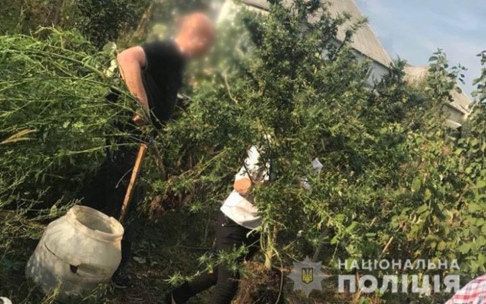 У Сваляві в двох сестер поліція вилучила наркотики та боєприпаси