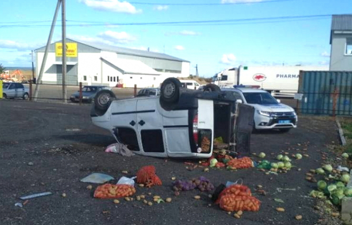 Іномарка, перекинувшись, "розсипала" сільськогосподарську продукцію на автошлях у Закарпатті