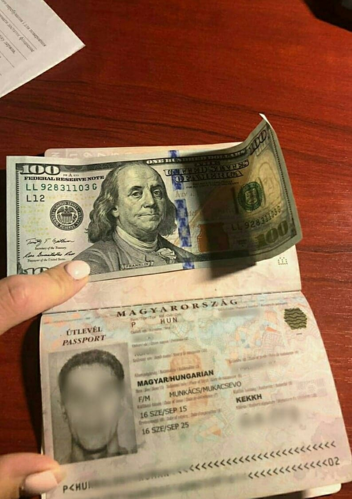 Закарпатський прикордонник не спокусився на 100 доларів від угорця на кордоні