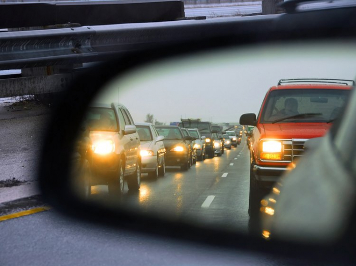 У поліції нагадують закарпатським водіям: з 1 жовтня треба вмикати фари і вдень
