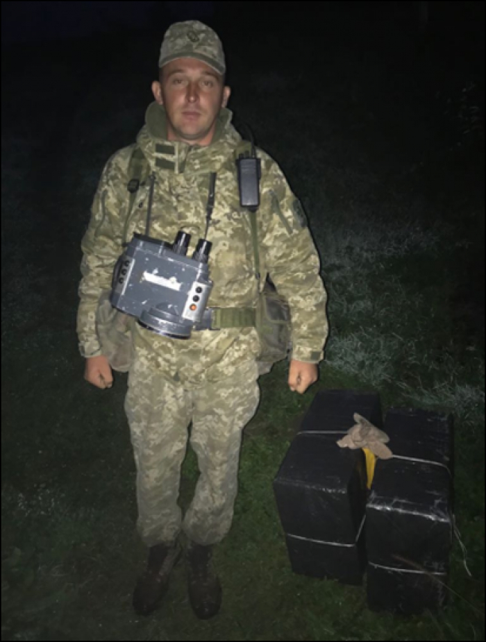 Сучасні бокораші: закарпатські контрабандисти переправляли Тисою пакунки з 1000 пачками цигарок