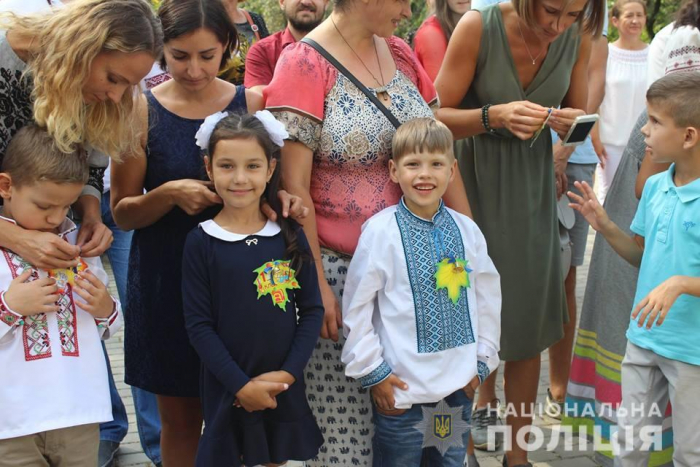 Поліцейські Ужгорода привітали першокласників з Днем знань