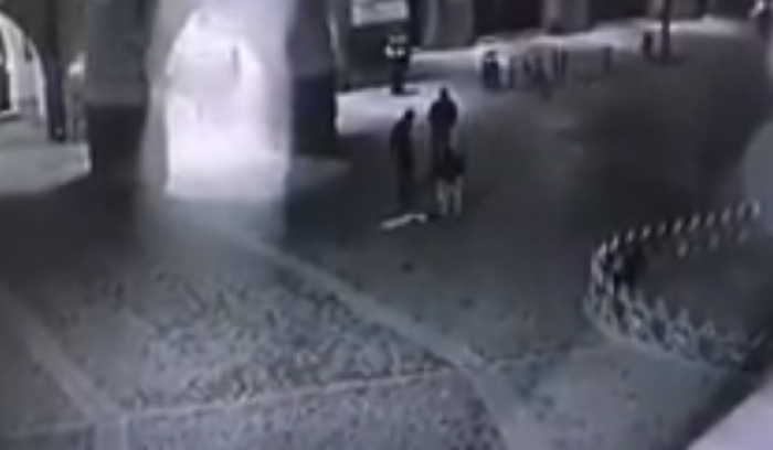 Мукачівцю, який п’яним зірвав прапор з "мерії", оголошено про підозру